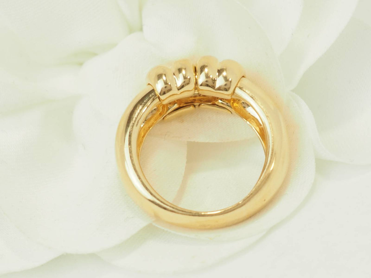 Bague L'Aurore vintage en or jaune 18 carats avec diamants et dessus coulissant sur fond de pétale blanc