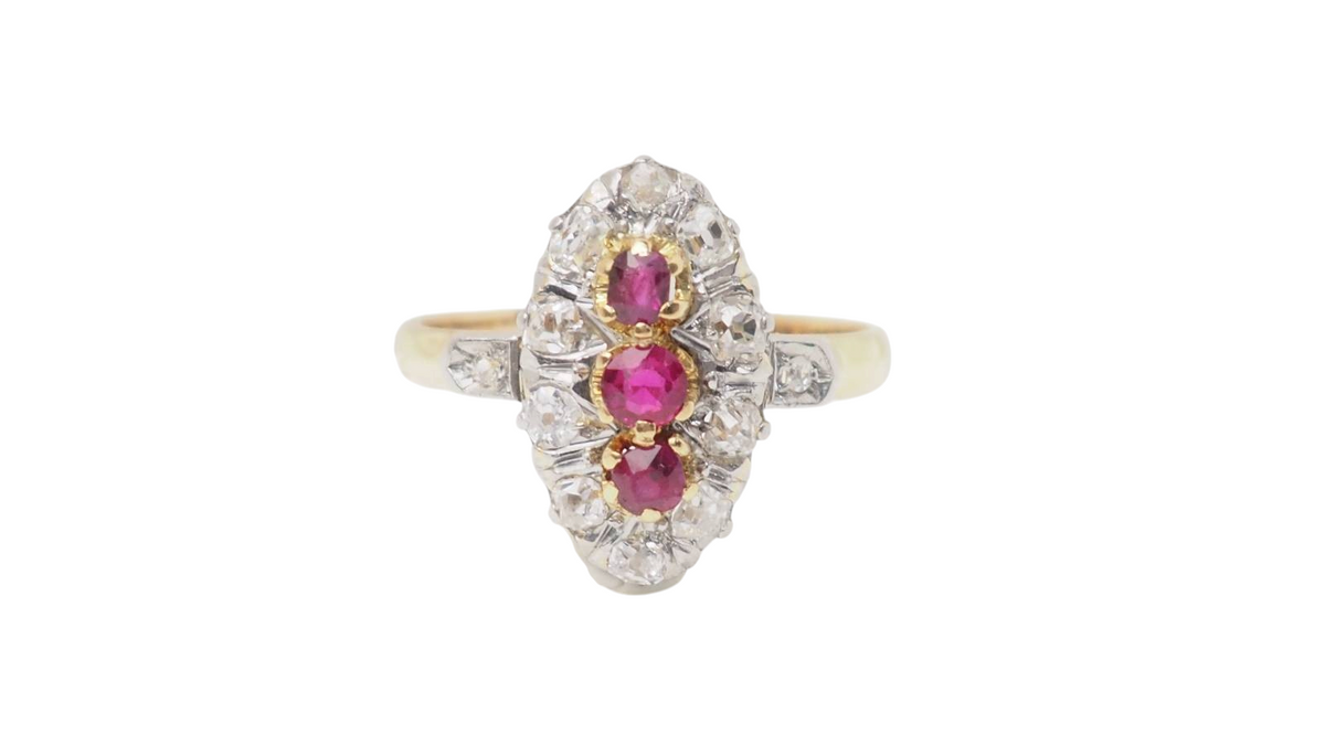 Bague ovale L'Aurore en or jaune 18k, trois rubis de Verneuil et halo de diamants taille ancienne style Art Nouveau
