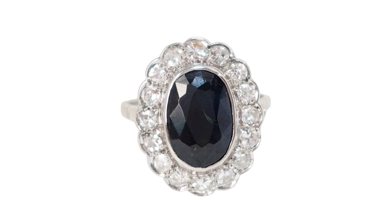 Bague Pompadour L'Aurore en platine avec saphir ovale central et entourage de diamants étincelants
