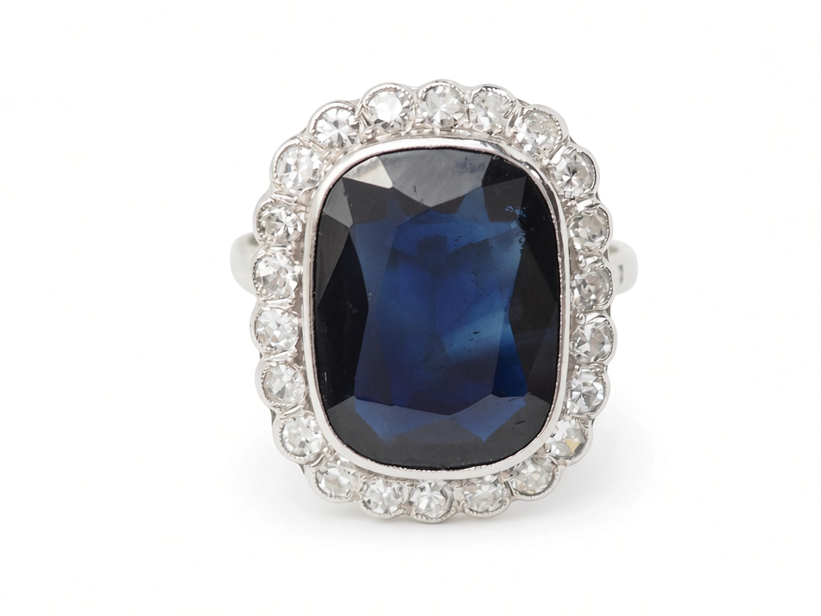 Bague Pompadour L'Aurore Art Déco en platine avec un saphir ovale de 10 carats entouré de diamants