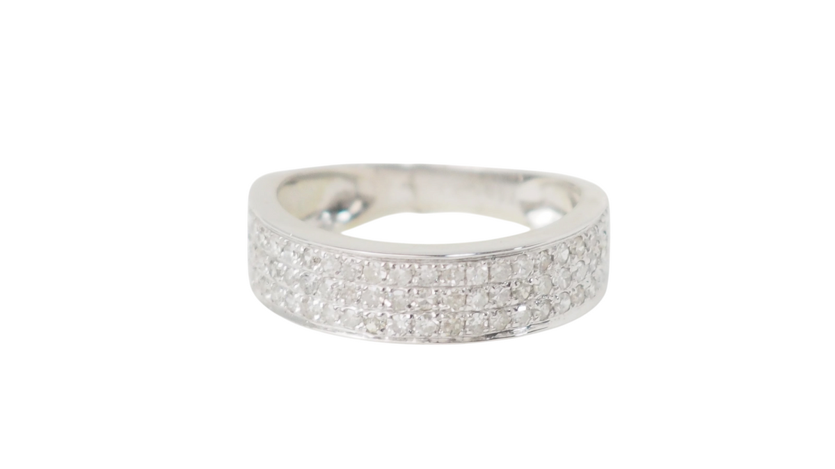 Bague ruban L'Aurore en or blanc 18kt sertie de trois lignes de diamants étincelants