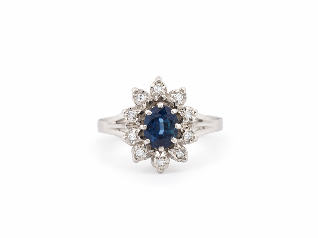 Bague entourage vintage L'Aurore en or blanc 18 carats avec saphir central de 1,20 ct et diamants taille brillant
