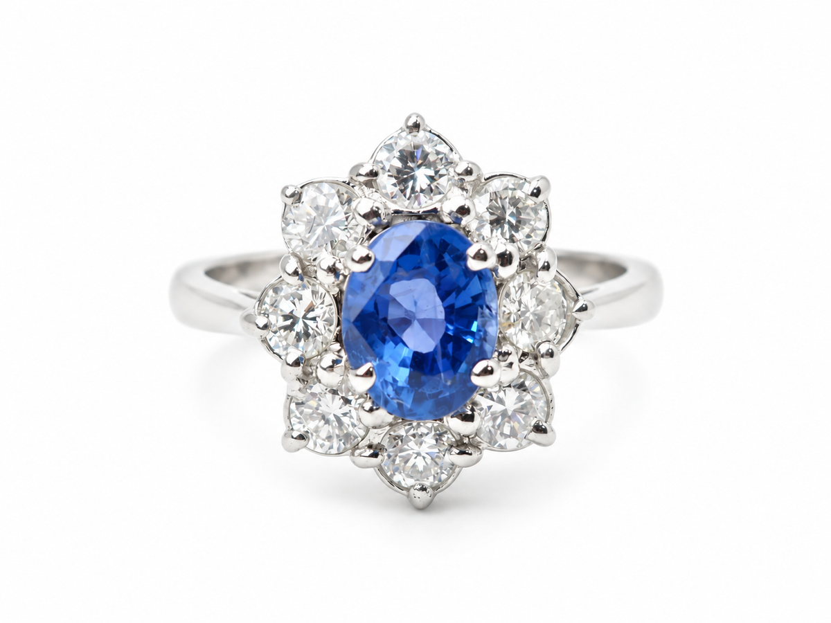 Bague entourage L'Aurore en or blanc 18 carats avec saphir ovale de Ceylan et diamants taille brillant