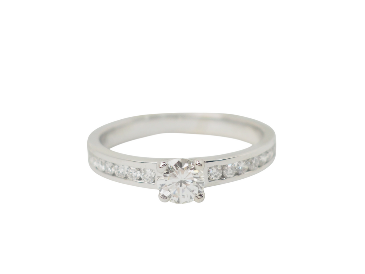 Bague solitaire L'Aurore en or blanc 18 carats avec diamant central 0.37ct et anneau pavé de diamants brillants