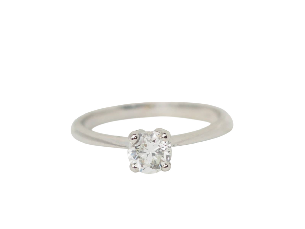 Bague solitaire L'Aurore en or blanc 18 carats avec un diamant taille brillant de 0,51 carat serti quatre griffes