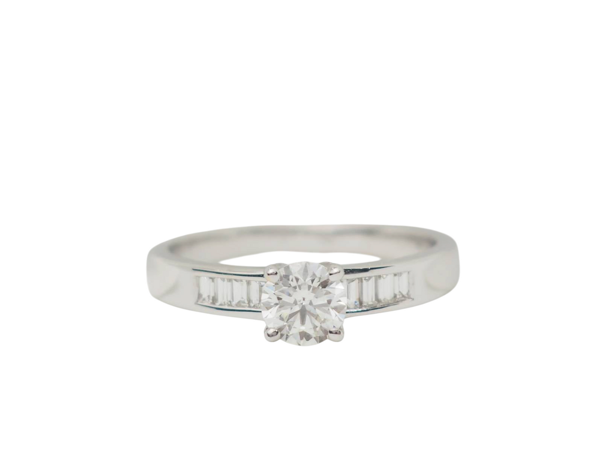 Bague solitaire L'Aurore en or blanc avec diamant central rond de 0,52 ct et diamants taille baguette sur les côtés