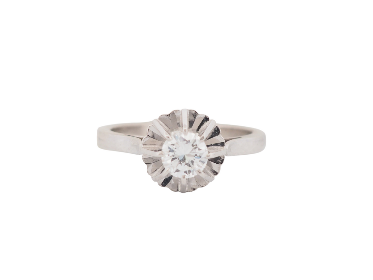 Bague solitaire vintage L'Aurore en or blanc 18kt avec diamant taille brillant serti dans un chaton soleil