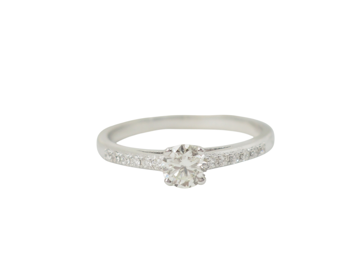Bague solitaire L'Aurore en or blanc 18 carats avec diamant central 0.41ct et diamants pavés sur l'anneau