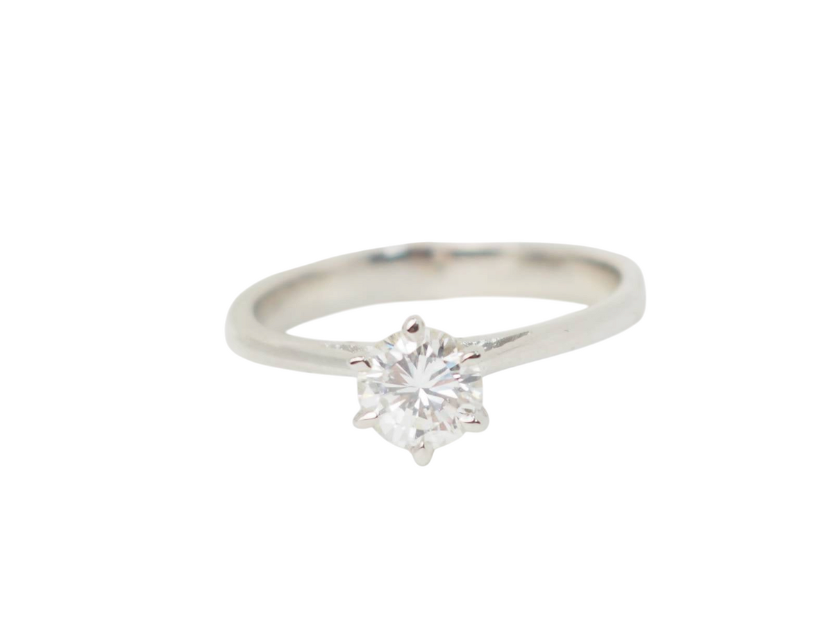 Bague solitaire L'Aurore en or blanc 18 carats avec un diamant taille brillant de 0,58 carat serti 6 griffes