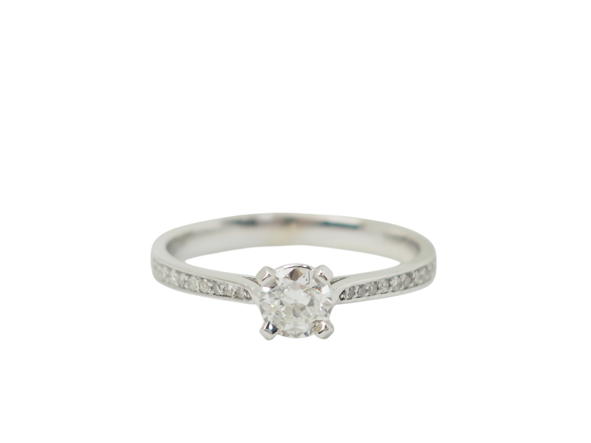 Bague solitaire L'Aurore en or blanc 18 carats avec diamant central 0.35ct et anneau pavé de diamants