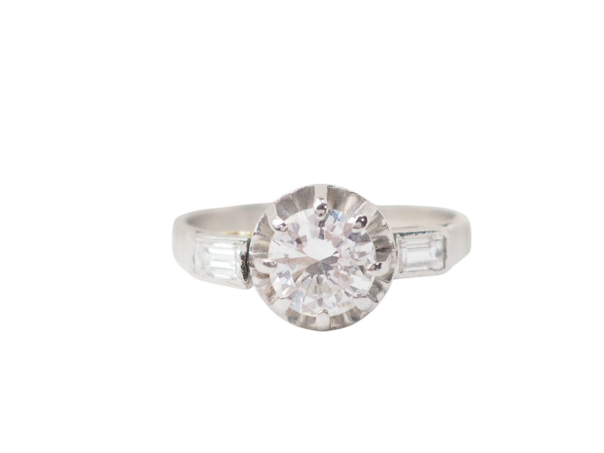 Bague solitaire L'Aurore en platine avec diamant central 1ct et diamants taille baguette sur les côtés