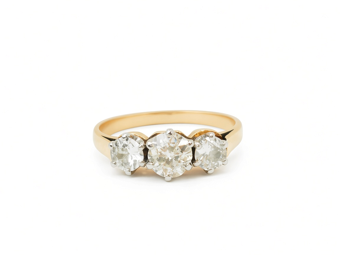 Bague ancienne trilogie L'Aurore en or jaune 14 carats et platine avec trois diamants taille ancienne de 1 carat