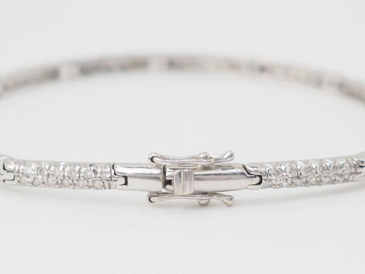 Fermoir à cliquet avec double huit de sécurité sur un bracelet rivière L&