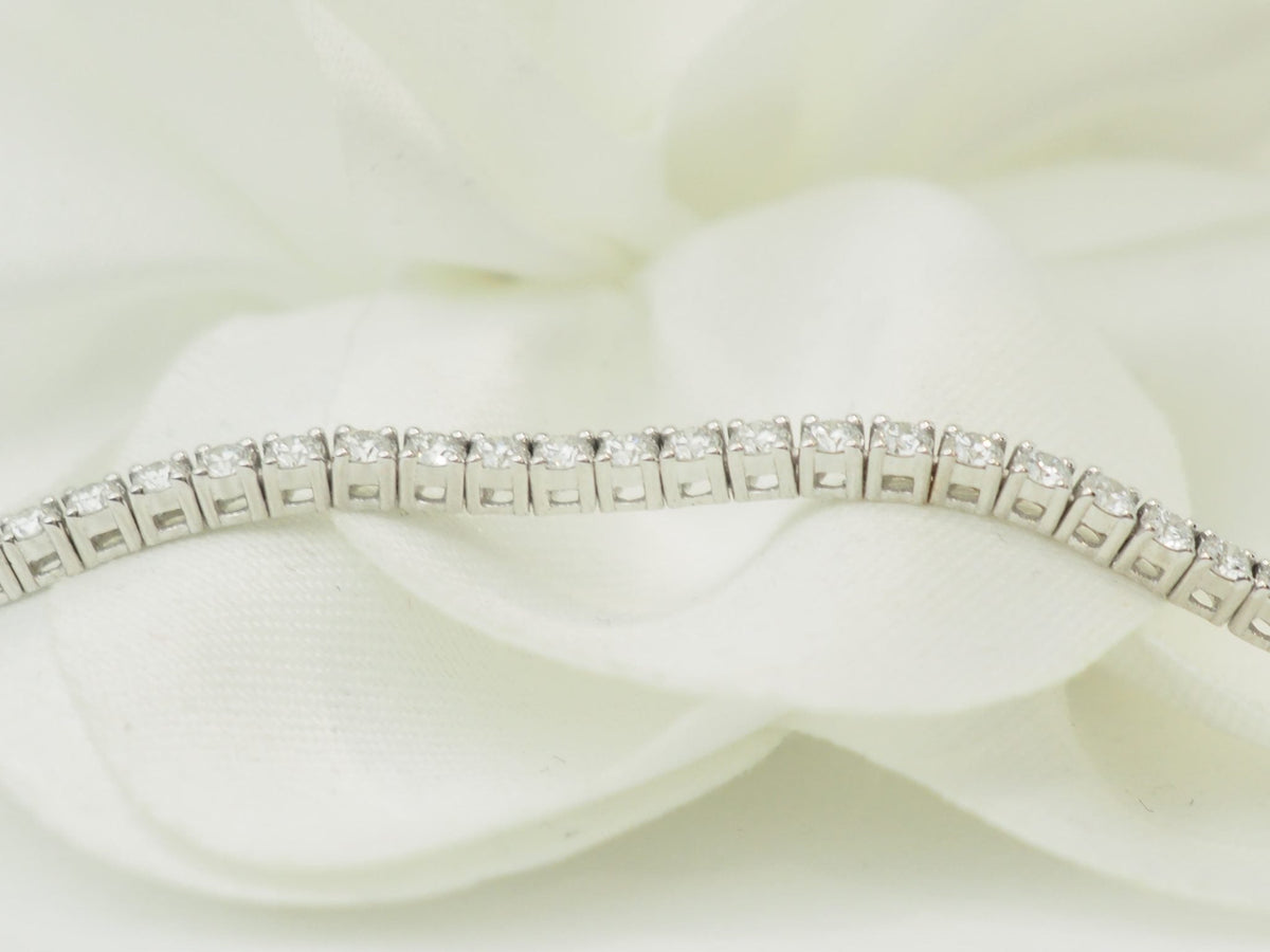 Bracelet rivière L'Aurore en or blanc 18 carats serti de diamants naturels totalisant 1,84 carat sur fond blanc