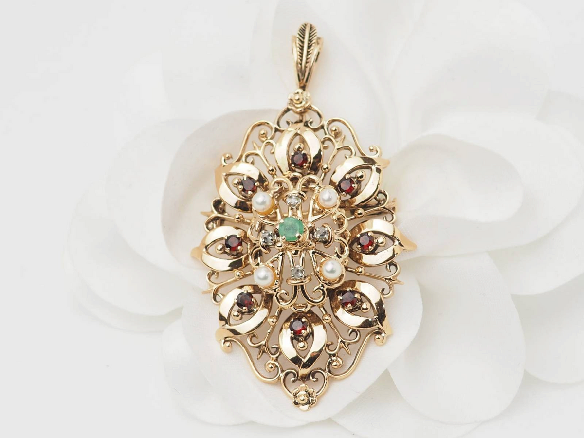 Broche pendentif L'Aurore en or jaune 18k style Art Nouveau avec émeraude centrale, grenats et perles de culture