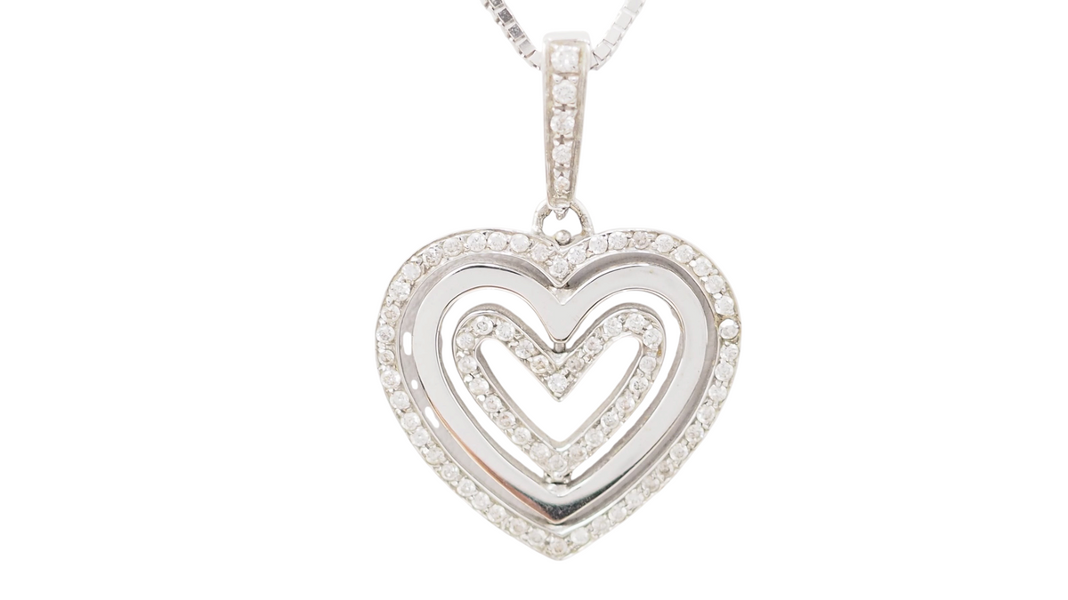 Collier L'Aurore en or blanc 18kt avec pendentif multi-cœurs serti de diamants étincelants sur chaîne vénitienne