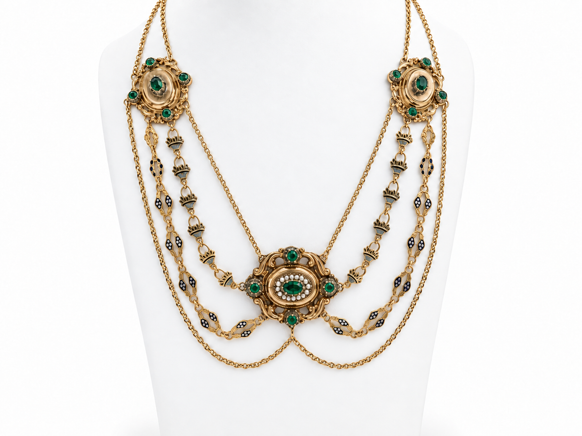 Collier esclave L'Aurore en or jaune 18k du XIXe siècle, orné d'émail, de perles fines et de pierres vertes.