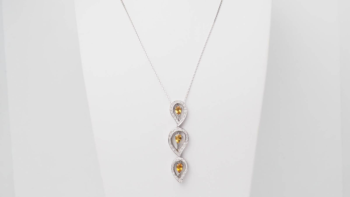 Collier L'Aurore en or blanc 18k avec trois pendentifs gouttes, citrines taille poire et pavage de diamants brillants