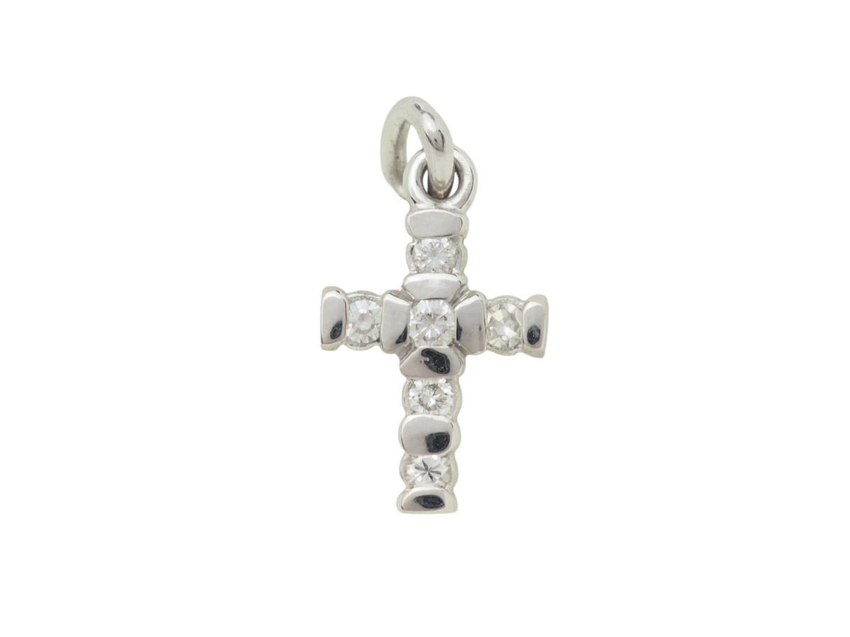 Pendentif croix L'Aurore en or blanc 18 carats serti de diamants taille brillant totalisant 0,17 carat