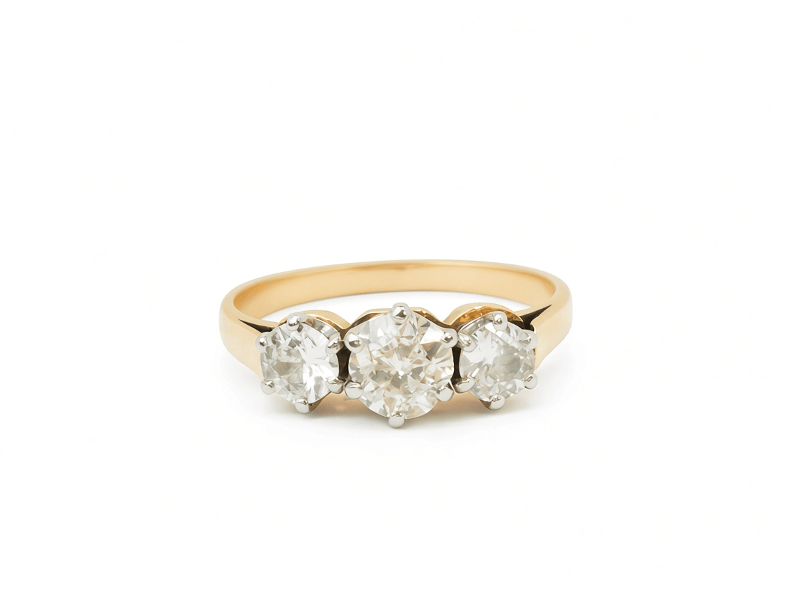 Bague ancienne trilogie L'Aurore en or jaune 14 carats et platine avec trois diamants taille ancienne de 1 carat
