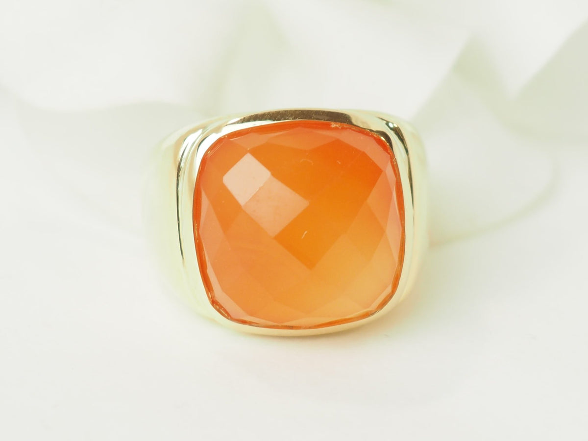 Bague chevalière vintage L'Aurore en or jaune 18 carats avec un cabochon de cornaline facetté orange vif