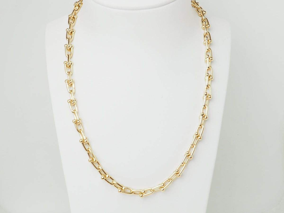 Collier Tiffany & Co HardWear en or jaune 18 carats sur présentoir, bijou de luxe signé L'Aurore