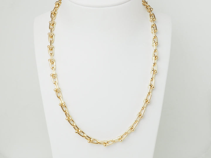 Collier Tiffany &amp; Co HardWear en or jaune 18 carats sur présentoir, bijou de luxe signé L&