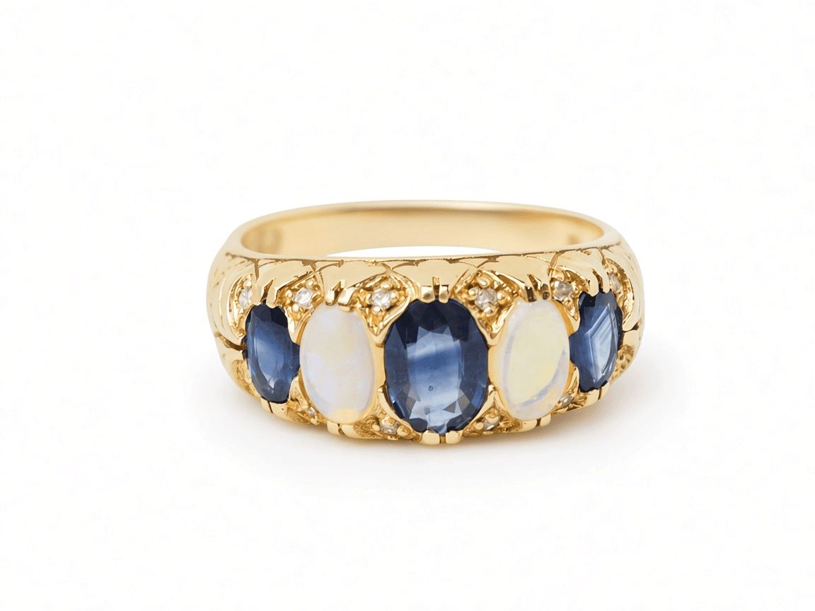 Bague jarretière ancienne L'Aurore en or jaune 18 carats ornée de saphirs bleus et de pierres de lune, style années 1920.