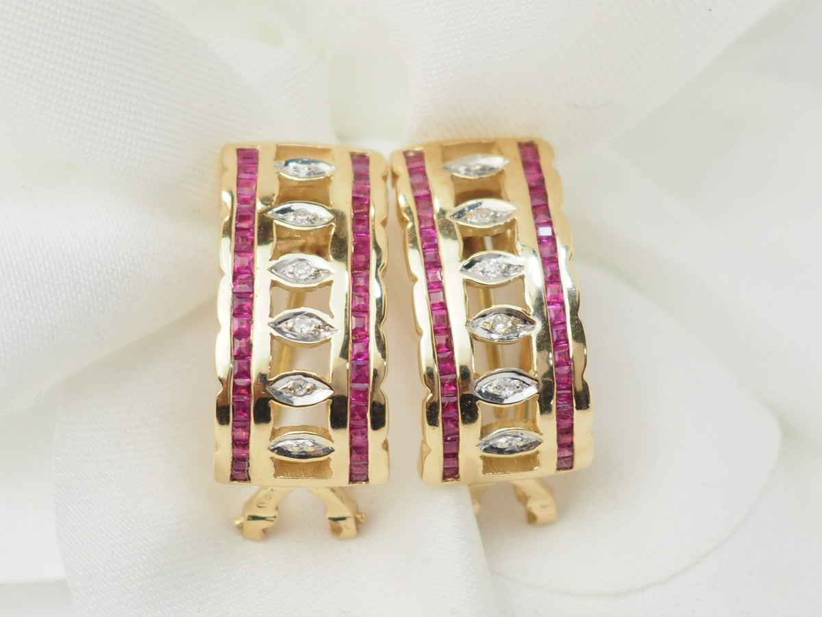 Boucles d'oreilles vintage L'Aurore en or jaune 18kt avec rubis calibrés et diamants sertis, fermeture à clips