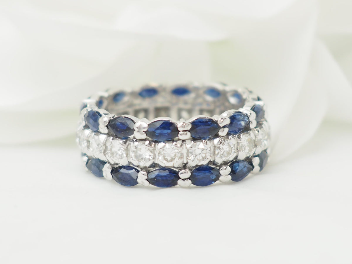 Bague alliance L'Aurore en or blanc 18kt, sertie d'une ligne de diamants et deux lignes de saphirs taille navette.