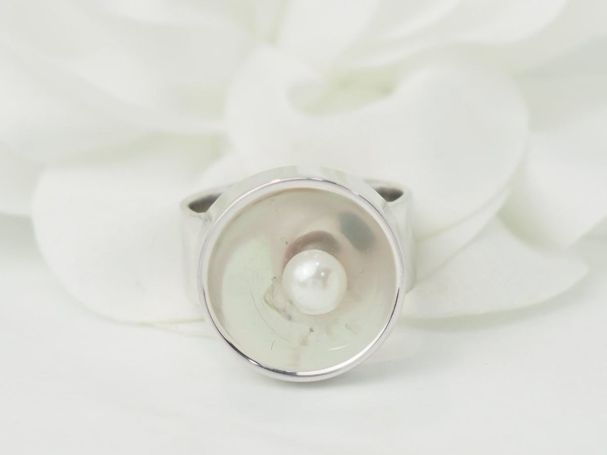 Bague vintage L'Aurore Dinh Van en or blanc 18 carats avec plateau concave et perle de culture centrale
