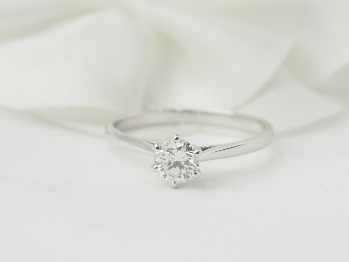 Bague solitaire vintage L'Aurore en or blanc 18 carats avec un diamant taille brillant de 0,50 carat serti griffes.