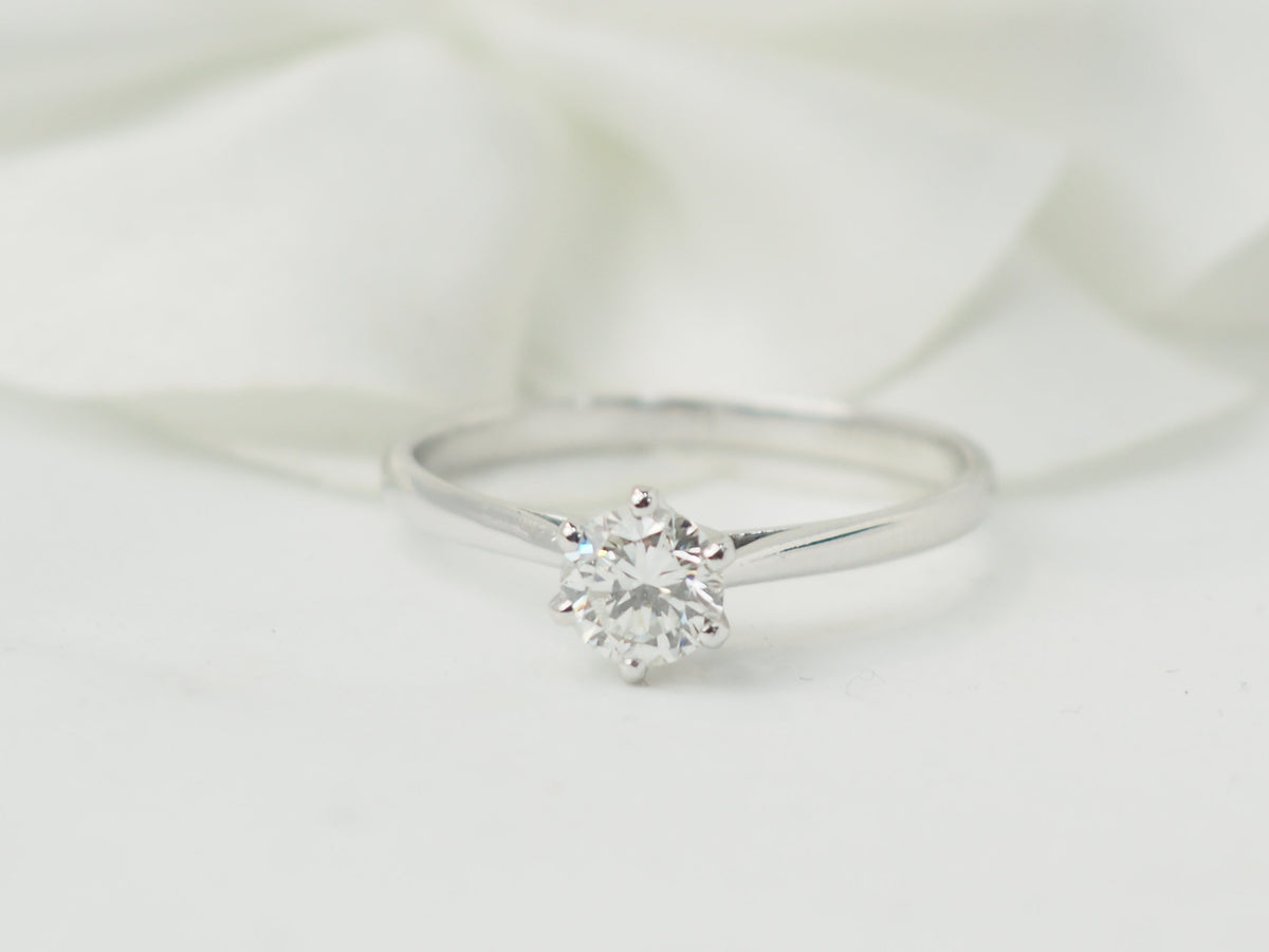 Bague solitaire vintage L'Aurore en or blanc 18 carats avec un diamant taille brillant de 0,50 carat serti griffes.