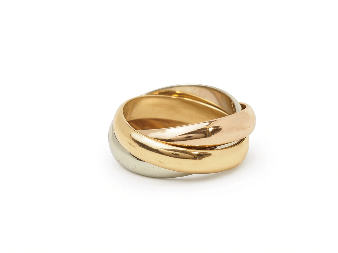Bague L'Aurore composée de trois anneaux entrelacés en or jaune, rose et blanc 18 carats sur fond blanc