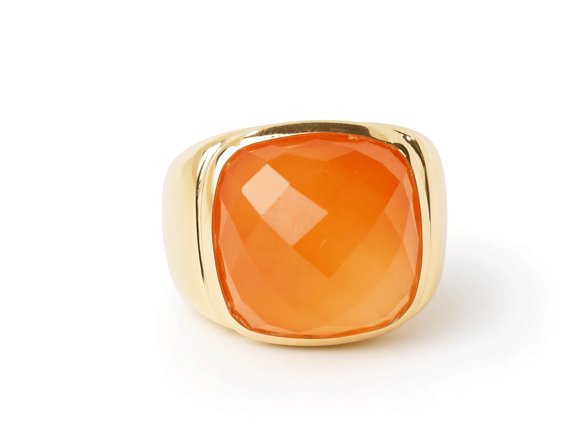 Bague chevalière vintage L'Aurore en or jaune 18 carats ornée d'un cabochon de cornaline facetté orange vif