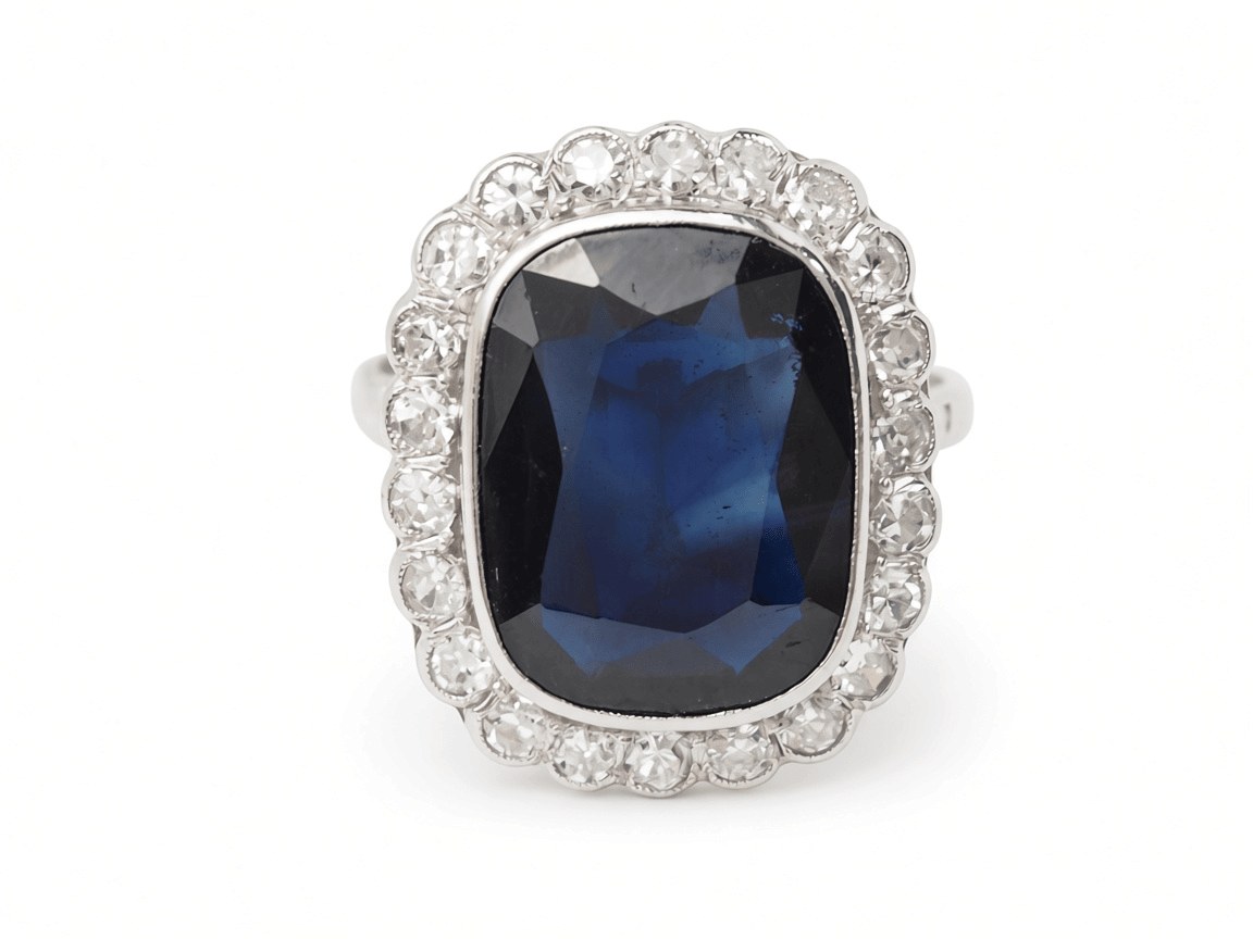 Bague Pompadour L'Aurore Art Déco en platine avec un saphir ovale de 10 carats entouré de diamants