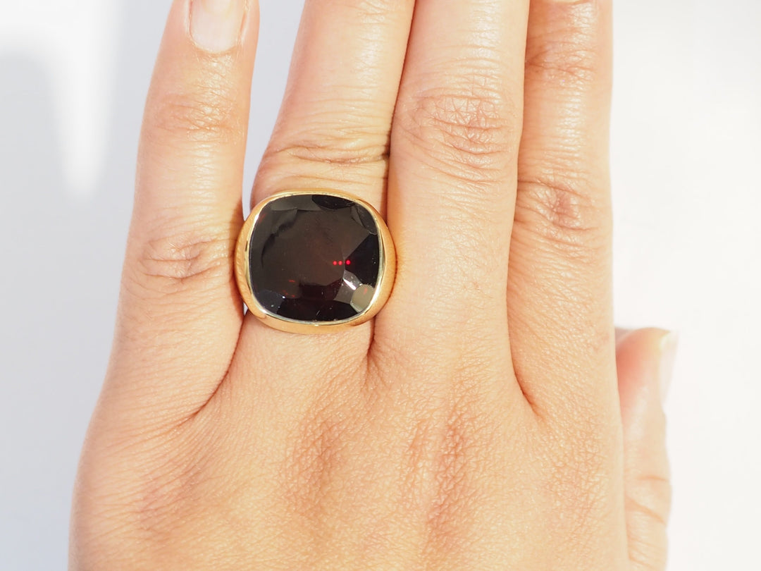 Bague Pomellato Victoria en or jaune et Grenat almandin