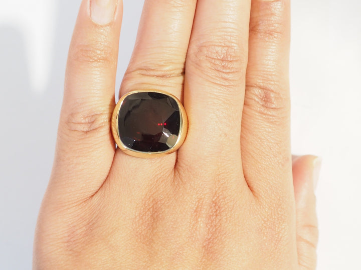 Bague Pomellato Victoria en or jaune et Grenat almandin