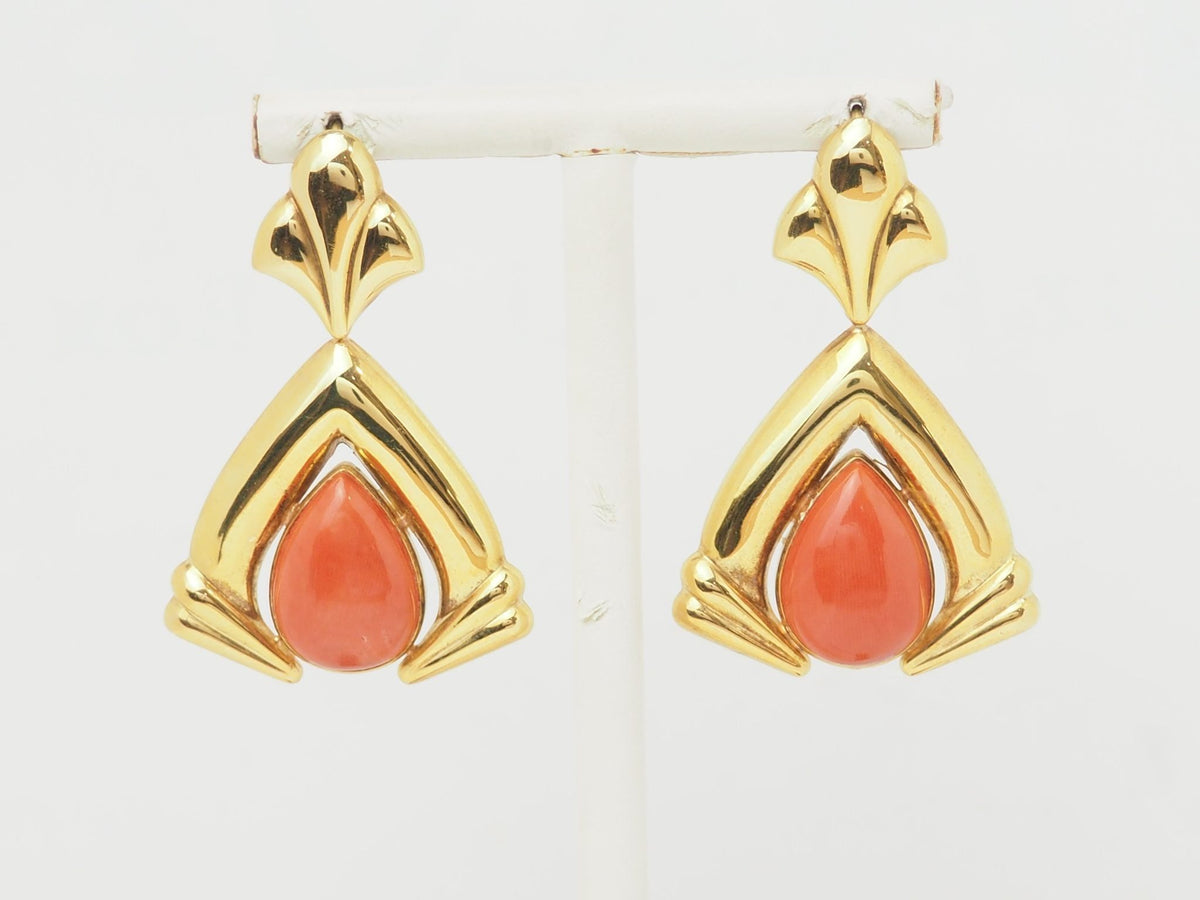 Boucles d'oreilles pendantes L'Aurore en or jaune 18k avec cabochons de corail en forme de poire style Art Déco