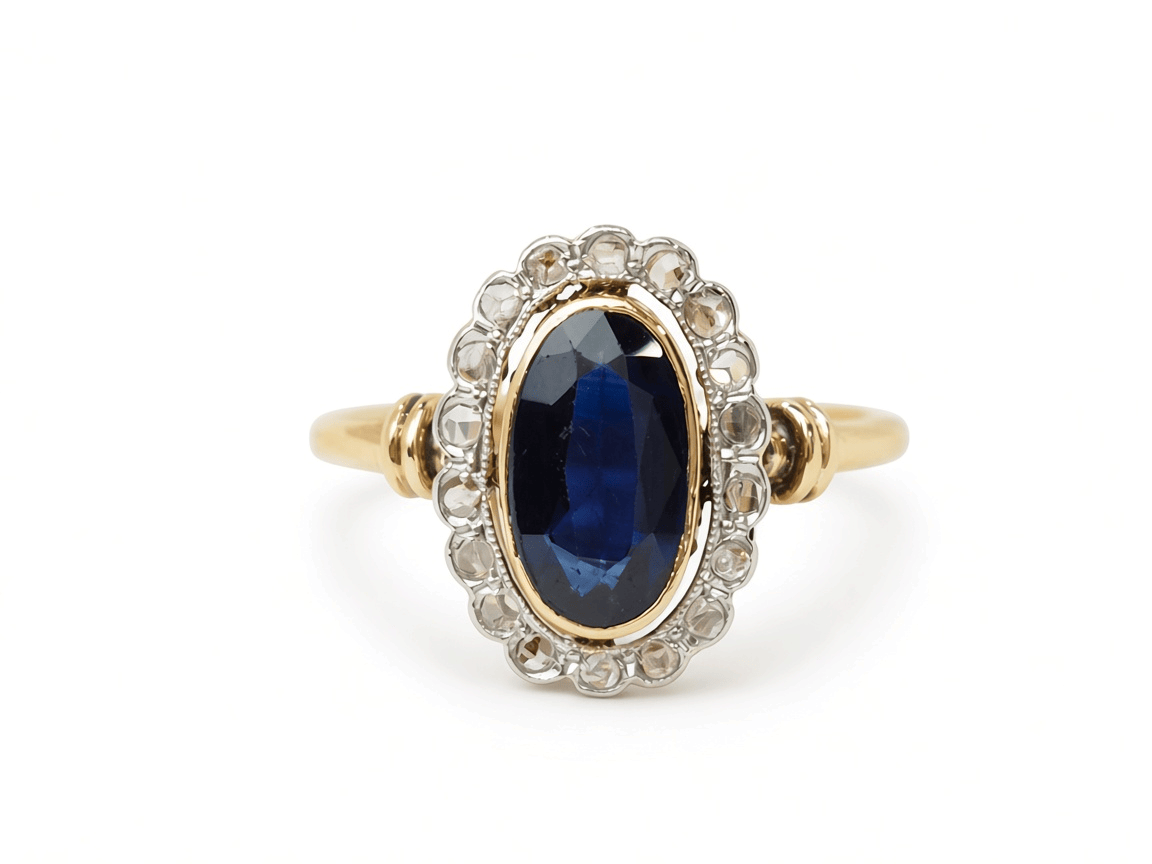 Bague Pompadour L'Aurore en or jaune 18 carats avec saphir Verneuil ovale entouré de diamants taille rose