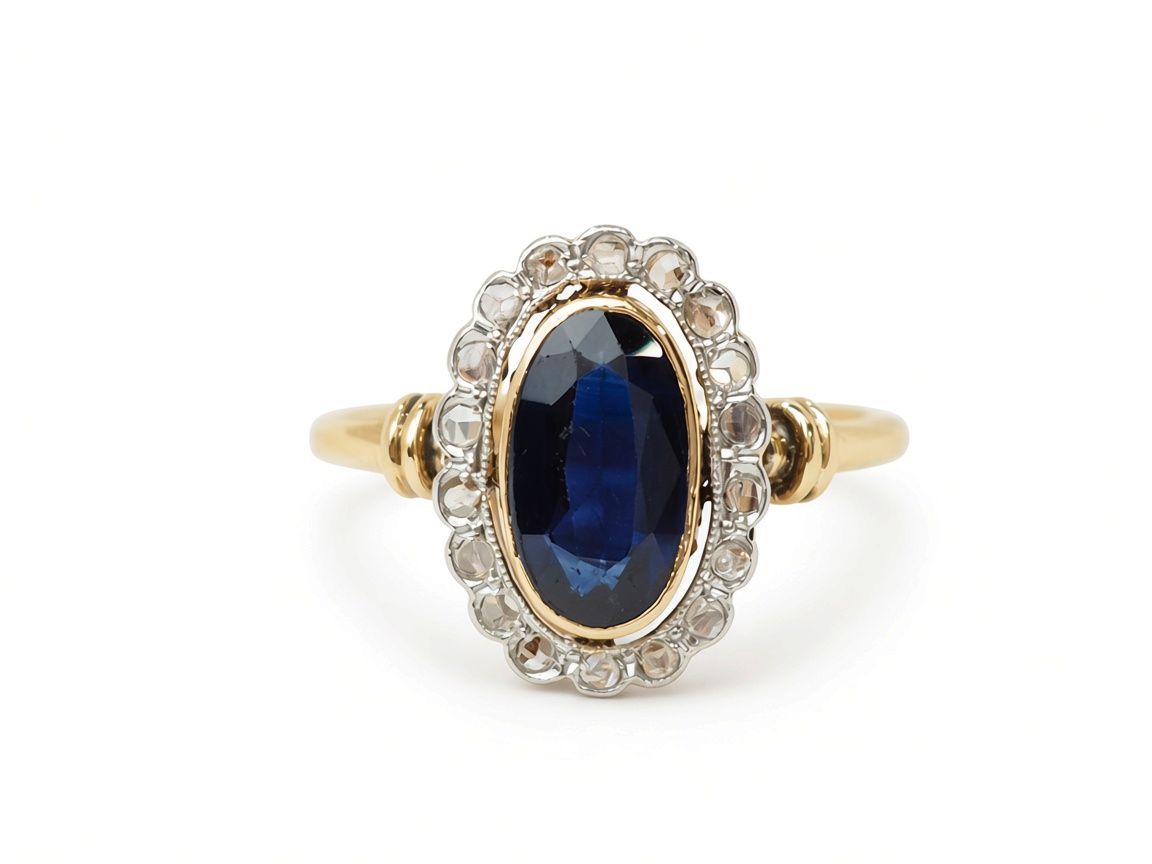 Bague Pompadour L'Aurore en or jaune 18 carats avec saphir Verneuil ovale entouré de diamants taille rose