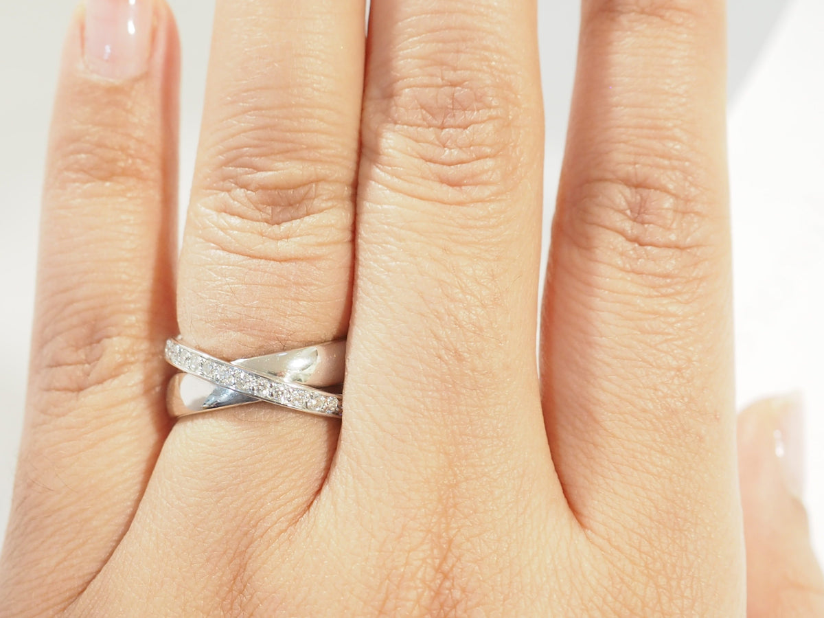 Bague croisée en or blanc et diamants