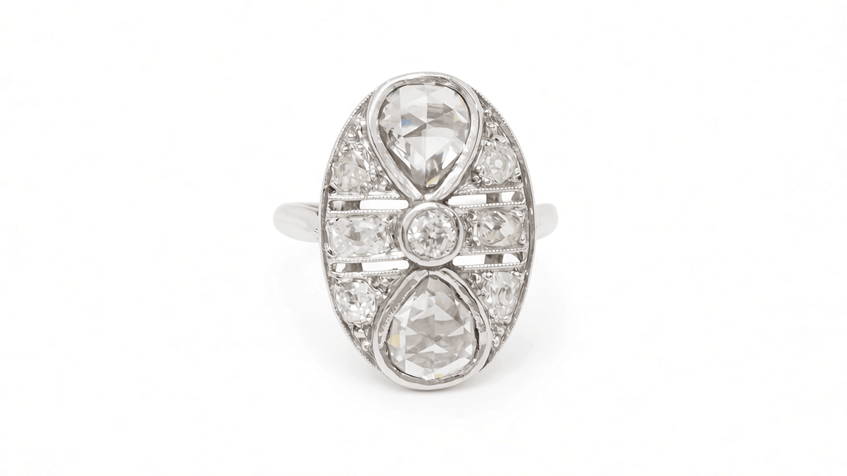 Bague Art Déco L'Aurore en or blanc et platine ornée de diamants taille ancienne et taille rose en forme de poire