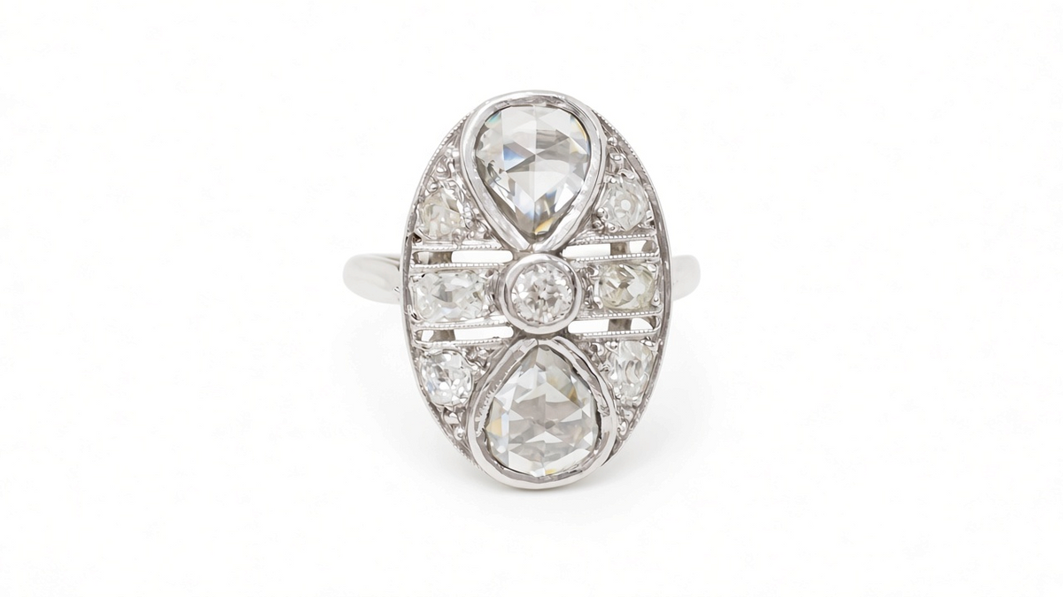 Bague Art Déco L'Aurore en or blanc et platine ornée de diamants taille ancienne et taille rose en forme de poire