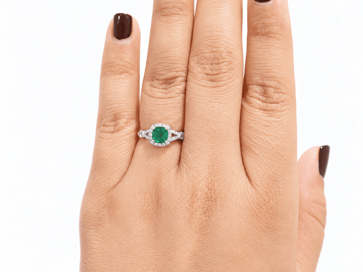 Bague entourage émeraude de Zambie et diamants en or blanc 18 carats