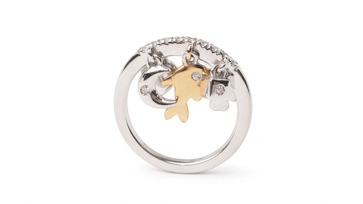 Bague L'Aurore en or jaune et blanc 18k avec breloques mobiles, diamants et motifs symboliques sur fond blanc