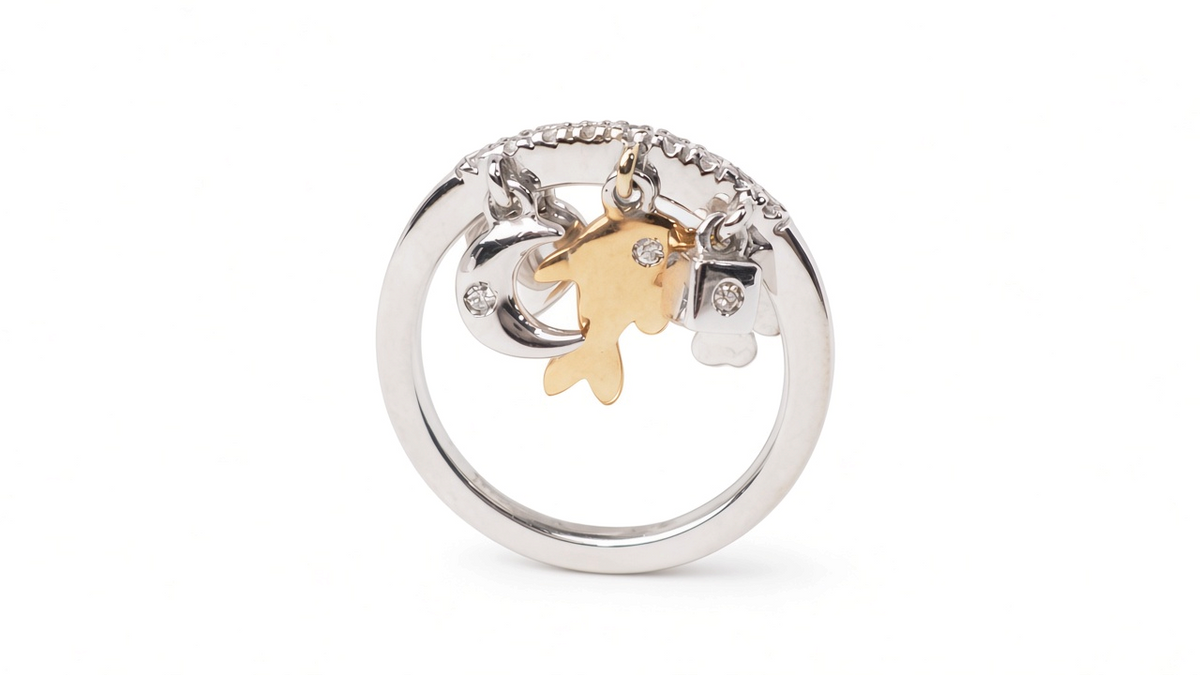 Bague L'Aurore en or jaune et blanc 18k avec breloques mobiles, diamants et motifs symboliques sur fond blanc