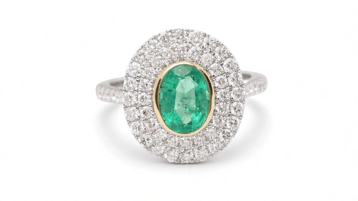 Bague L'Aurore en or bicolore 18 carats avec émeraude ovale centrale et double entourage de diamants taille brillant