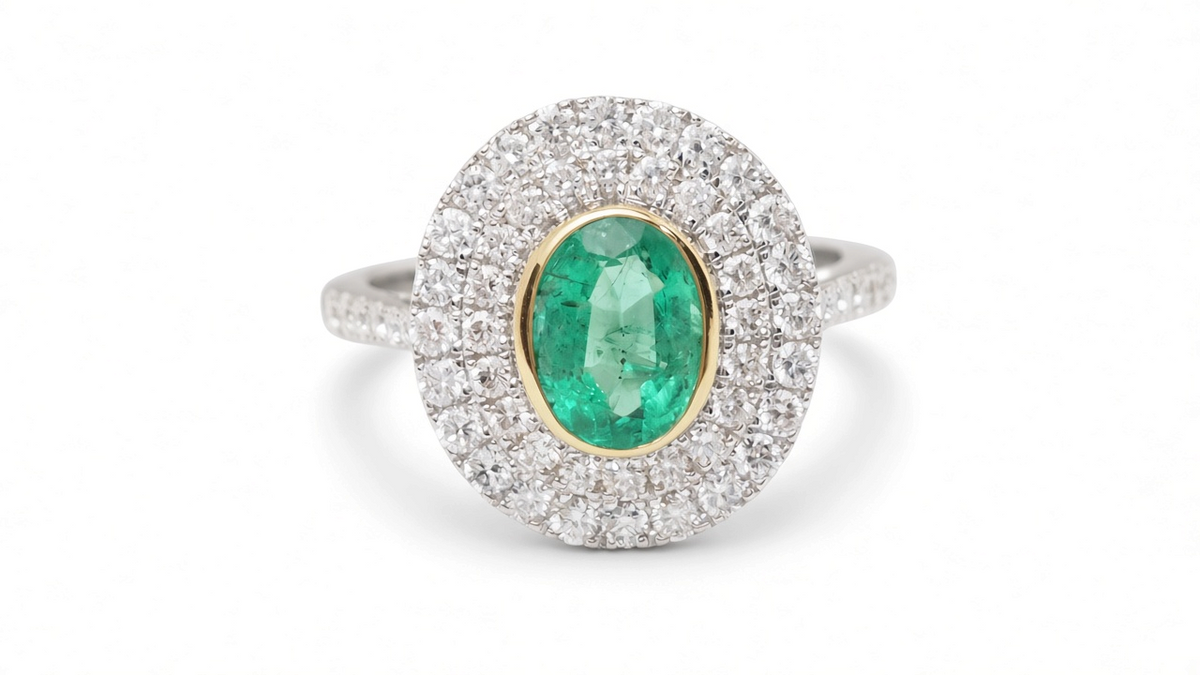 Bague L'Aurore en or bicolore 18 carats avec émeraude ovale centrale et double entourage de diamants taille brillant