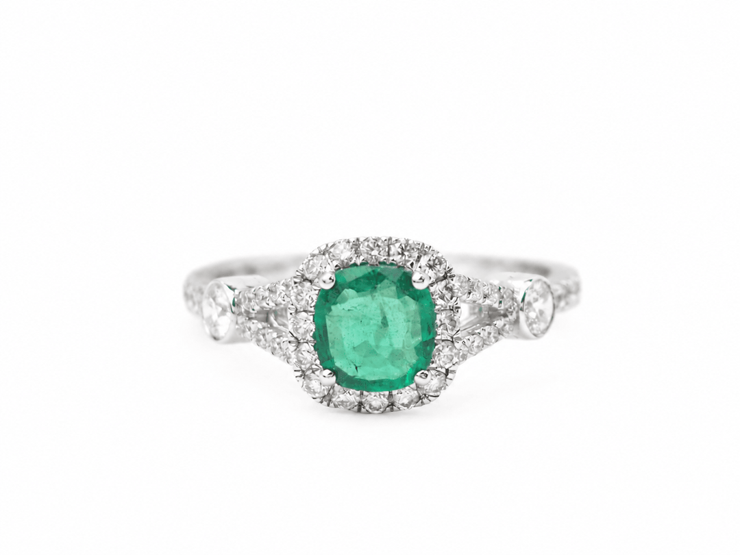 Bague entourage émeraude de Zambie et diamants en or blanc 18 carats